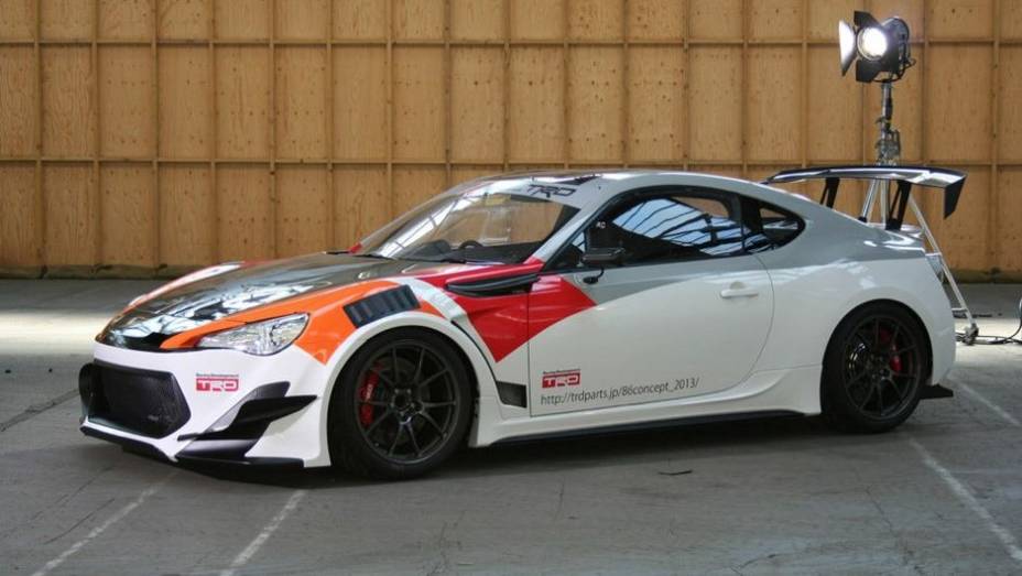 Lembrando as características do modelo: ele tem 226 kg a menos do que o GT86 convencional | <a href="https://gutenberg.quatrorodas.abril.com.br/noticias/fabricantes/toyota-mostra-novos-fotos-gt86-trd-griffon-project-746287.shtml" rel="migration">Leia mais</a>