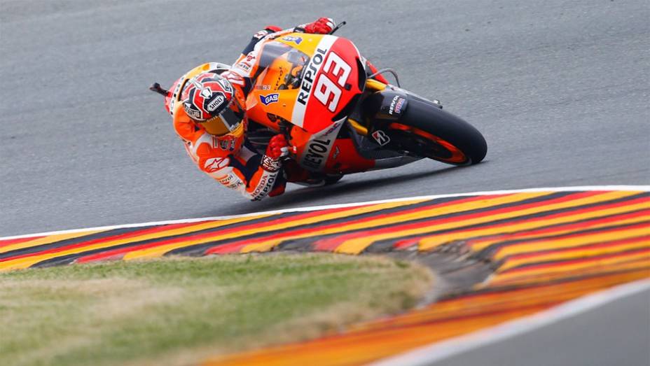 Marc Márquez (Repsol Honda Team) garantiu a pole position na Alemanha | <a href="https://gutenberg.quatrorodas.abril.com.br/moto/noticias/motogp-marquez-conquista-pole-alemanha-746854.shtml" rel="migration">Leia mais</a>