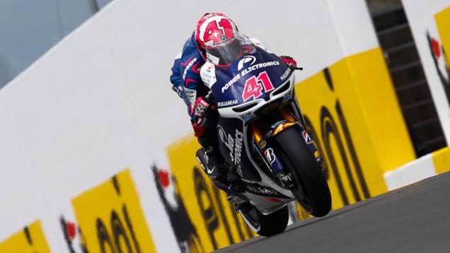 Aleix Espargaró (Power Electronics Aspar) ficou com o quinto lugar no grid de largada | <a href="https://gutenberg.quatrorodas.abril.com.br/moto/noticias/motogp-marquez-conquista-pole-alemanha-746854.shtml" rel="migration">Leia mais</a> Aleix Espargaró (Power Electronics Aspar) ficou com o quinto lugar no grid de largada | <a href="https://gutenberg.quatrorodas.abril.com.br/moto/noticias/motogp-marquez-conquista-pole-alemanha-746854.shtml" rel="migration">Leia mais</a>