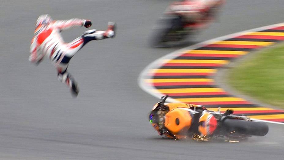 Dani Pedrosa (Repsol Honda Team) sofreu forte queda neste sábado | <a href="https://gutenberg.quatrorodas.abril.com.br/moto/noticias/motogp-marquez-conquista-pole-alemanha-746854.shtml" rel="migration">Leia mais</a>