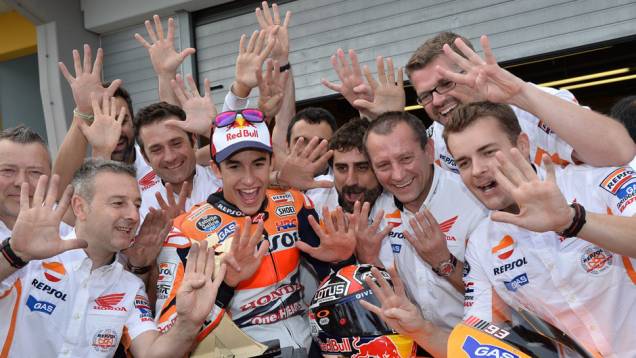 Cal Crutchlow (Monster Yamaha Tech 3) ficou com o segundo lugar. No campeonato, britânico ocupa a quarta posição | <a href="%20https://gutenberg.quatrorodas.abril.com.br/moto/noticias/motogp-marquez-vence-alemanha-lider-746865.shtml" rel="migration">Leia mais</a> Cal Crutchlow (Monster Yamaha Tech 3) ficou com o segundo lugar. No campeonato, britânico ocupa a quarta posição | <a href="%20https://gutenberg.quatrorodas.abril.com.br/moto/noticias/motogp-marquez-vence-alemanha-lider-746865.shtml" rel="migration">Leia mais</a>