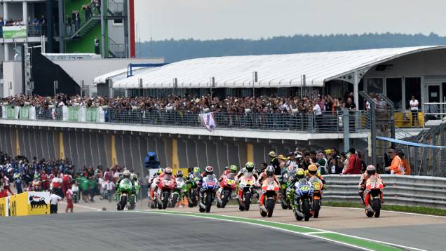 Com o apoio da torcida na Alemanha, Stefan Bradl (LCR Honda MotoGP) foi o quarto | <a href="https://gutenberg.quatrorodas.abril.com.br/moto/noticias/motogp-marquez-vence-alemanha-lider-746865.shtml" rel="migration">Leia mais</a> Com o apoio da torcida na Alemanha, Stefan Bradl (LCR Honda MotoGP) foi o quarto | <a href="https://gutenberg.quatrorodas.abril.com.br/moto/noticias/motogp-marquez-vence-alemanha-lider-746865.shtml" rel="migration">Leia mais</a>