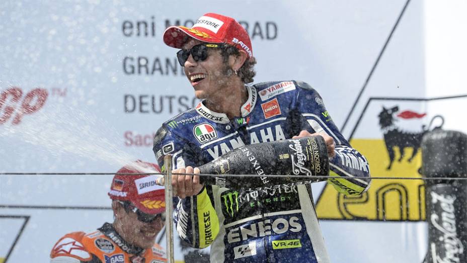 Valentino Rossi comemorou bastante segundo pódio consecutivo | <a href="https://gutenberg.quatrorodas.abril.com.br/moto/noticias/motogp-marquez-vence-alemanha-lider-746865.shtml" rel="migration">Leia mais</a>