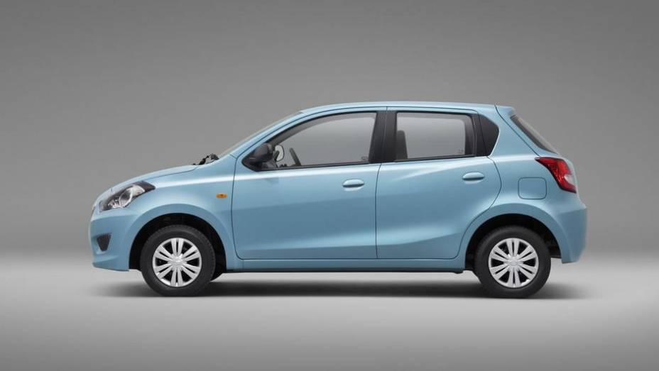 Ele é baseado no Nissan Micra (March, no Brasil), apresentando as seguintes dimensões: 3,78 metros de comprimento (2,45m de espaço entre-eixos), 1,48m de altura e 1,63m de largura | <a href="%20https://gutenberg.quatrorodas.abril.com.br/noticias/fabricantes/datsun-go-" rel="migration"></a>