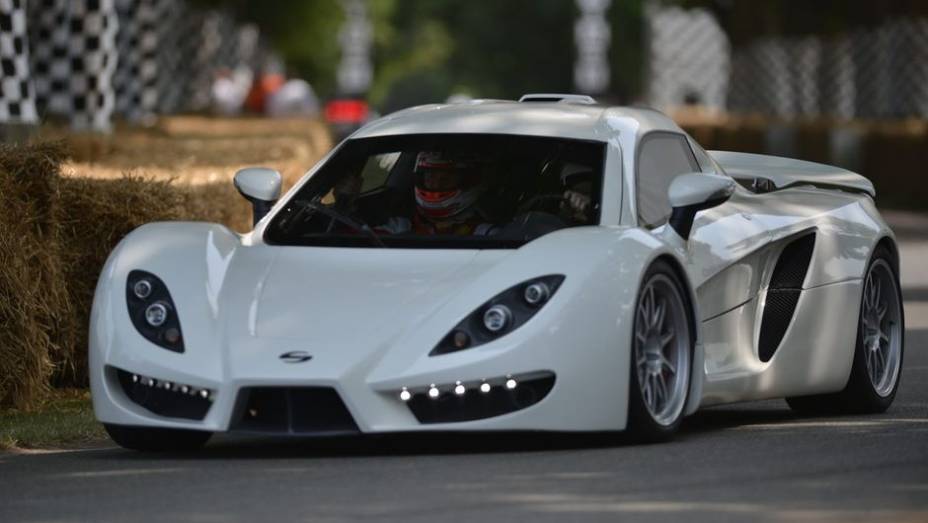 A Sin, fabricante automotiva alemã, colocou o supercarro R1 em movimento diante do público pela primeira vez no último final de semana, durante o Festival de Goodwood | <a href="%20https://gutenberg.quatrorodas.abril.com.br/noticias/fabricantes/sin-r1-circula-goodwood" rel="migration"></a>