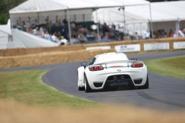 O modelo havia sido revelado em janeiro deste ano, durante um evento também no Reino Unido | <a href="%20https://gutenberg.quatrorodas.abril.com.br/noticias/fabricantes/sin-r1-circula-goodwood-747110.shtml" rel="migration">Leia mais</a> O modelo havia sido revelado em janeiro deste ano, durante um evento também no Reino Unido | <a href="%20https://gutenberg.quatrorodas.abril.com.br/noticias/fabricantes/sin-r1-circula-goodwood-747110.shtml" rel="migration">Leia mais</a>
