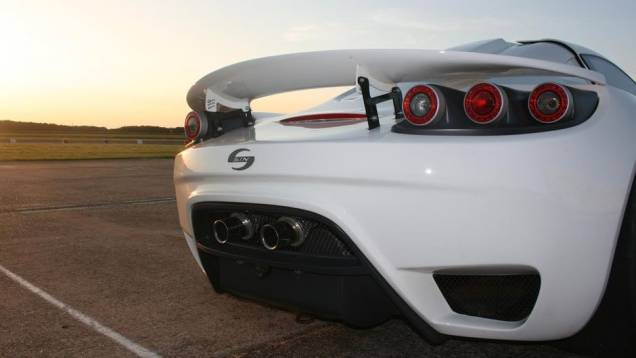 Em termos de performance, o R1 acelera de 0 a 100 km/h em 3 segundos, alcançando a velocidade máxima de 320 km/h | <a href="%20https://gutenberg.quatrorodas.abril.com.br/noticias/fabricantes/sin-r1-circula-goodwood-747110.shtml" rel="migration">Leia mais</a> Em termos de performance, o R1 acelera de 0 a 100 km/h em 3 segundos, alcançando a velocidade máxima de 320 km/h | <a href="%20https://gutenberg.quatrorodas.abril.com.br/noticias/fabricantes/sin-r1-circula-goodwood-747110.shtml" rel="migration">Leia mais</a>