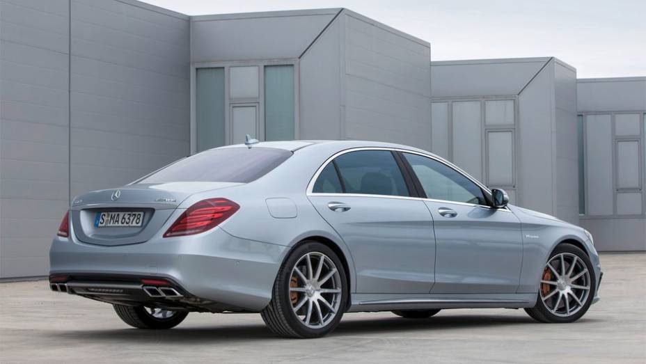 Carro será apresentado ao público durante o Salão de Frankfurt | <a href="https://gutenberg.quatrorodas.abril.com.br/saloes/frankfurt/2013/mercedes-benz-s63-amg-751703.shtml" rel="migration">Leia mais</a>