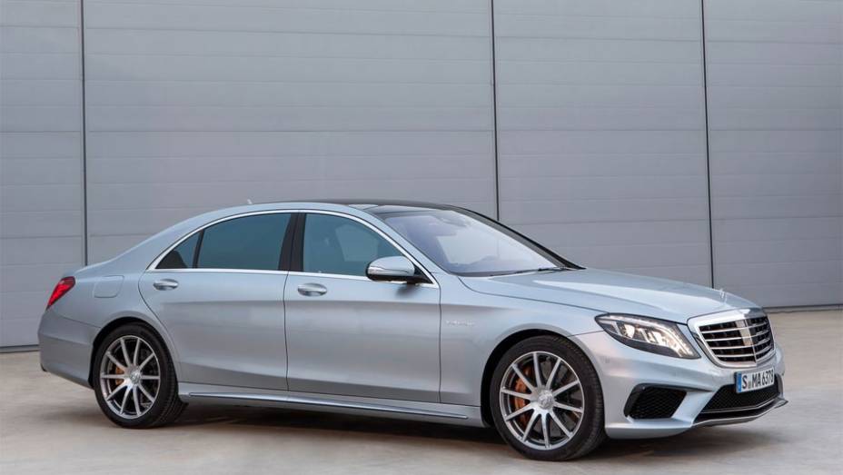 O S63 segue o conceito de design da linha AMG, apresentando para-choques reformulados | <a href="https://gutenberg.quatrorodas.abril.com.br/saloes/frankfurt/2013/mercedes-benz-s63-amg-751703.shtml" rel="migration">Leia mais</a>