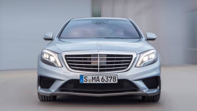 A transmissão é esportiva: AMG SPEEDSHIFT MCT, de sete velocidades | <a href="https://gutenberg.quatrorodas.abril.com.br/saloes/frankfurt/2013/mercedes-benz-s63-amg-751703.shtml" rel="migration">Leia mais</a> A transmissão é esportiva: AMG SPEEDSHIFT MCT, de sete velocidades | <a href="https://gutenberg.quatrorodas.abril.com.br/saloes/frankfurt/2013/mercedes-benz-s63-amg-751703.shtml" rel="migration">Leia mais</a>
