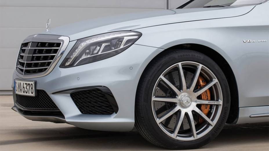 O S63 AMG 2014 apresenta saias laterais robustas e rodas de liga-leve de 19 polegadas | <a href="https://gutenberg.quatrorodas.abril.com.br/saloes/frankfurt/2013/mercedes-benz-s63-amg-751703.shtml" rel="migration">Leia mais</a>