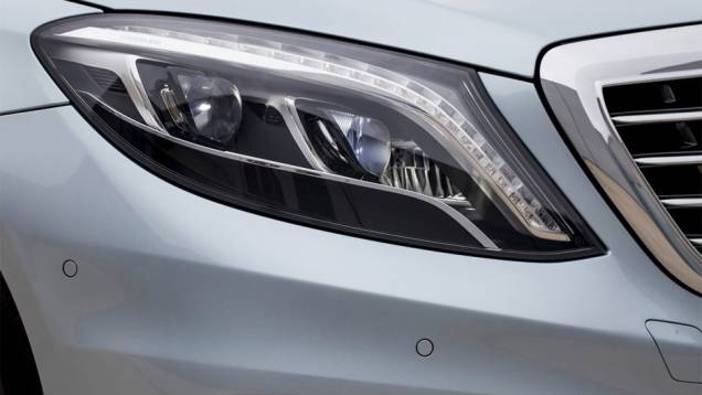 Detalhe do farol dianteiro | <a href="https://gutenberg.quatrorodas.abril.com.br/saloes/frankfurt/2013/mercedes-benz-s63-amg-751703.shtml" rel="migration">Leia mais</a> Detalhe do farol dianteiro | <a href="https://gutenberg.quatrorodas.abril.com.br/saloes/frankfurt/2013/mercedes-benz-s63-amg-751703.shtml" rel="migration">Leia mais</a>
