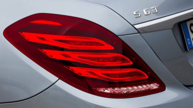 Detalhe da lanterna traseira | <a href="https://gutenberg.quatrorodas.abril.com.br/saloes/frankfurt/2013/mercedes-benz-s63-amg-751703.shtml" rel="migration">Leia mais</a> Detalhe da lanterna traseira | <a href="https://gutenberg.quatrorodas.abril.com.br/saloes/frankfurt/2013/mercedes-benz-s63-amg-751703.shtml" rel="migration">Leia mais</a>