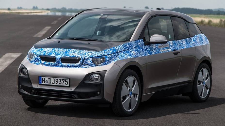 A BMW divulgou informações técnicas, preços e fotos com pouca camuflagem do i3 | <a href="https://gutenberg.quatrorodas.abril.com.br/noticias/fabricantes/bmw-revela-fotos-informacoes-i3-747627.shtml" rel="migration">Leia mais</a>