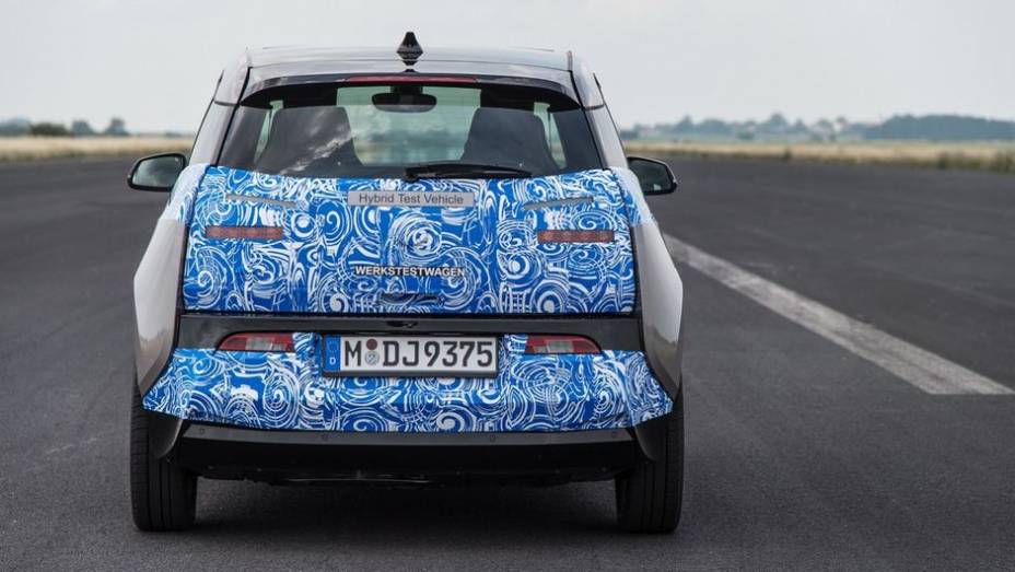 O carro também conta com bateria de íon-lítio de 22 kWh, possibilitando autonomia de até 160 km. | <a href="https://gutenberg.quatrorodas.abril.com.br/noticias/fabricantes/bmw-revela-fotos-informacoes-i3-747627.shtml" rel="migration">Leia mais</a>