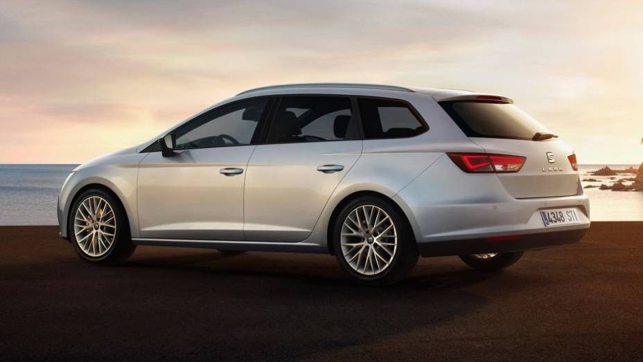 Pelo que pode ser visto nas imagens, ela foi modificada com o intuito de ganhar mais espa&ccedil;o de carga | <a href="https://gutenberg.quatrorodas.abril.com.br/saloes/frankfurt/2013/seat-leon-st-752095.shtml" rel="migration">Leia mais</a>