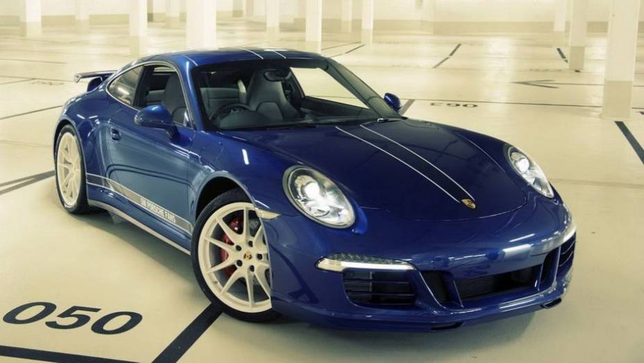 A Porsche revelou nessa segunda-feira (5) uma edição especial e única do 911 | <a href="https://gutenberg.quatrorodas.abril.com.br/noticias/fabricantes/porsche-celebra-5-milhoes-fas-facebook-911-especial-748940.shtml" rel="migration">Leia mais</a>