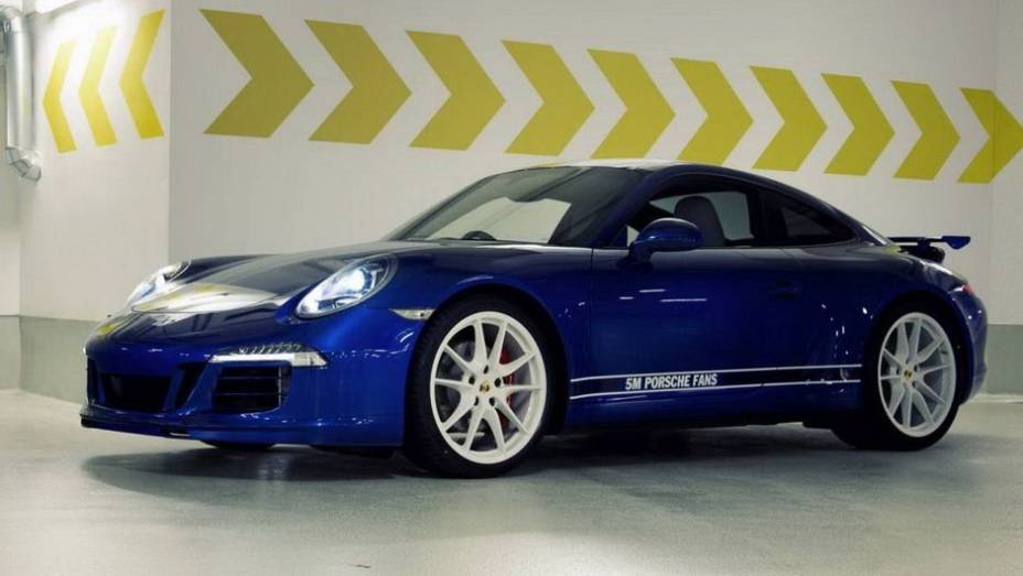 Baseada no Carrera 4S, ela foi criada para celebrar a marca de 5 milhões de fãs que "curtiram" a página da montadora no Facebook | <a href="https://gutenberg.quatrorodas.abril.com.br/noticias/fabricantes/porsche-celebra-5-milhoes-fas-facebook-911-especial-748940.sht" rel="migration"></a>