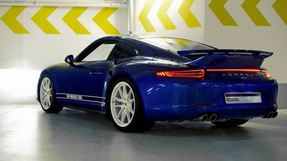 A cor de carroceria do modelo é azul, similar à tonalidade original da rede social, com alguns detalhes em branco | <a href="https://gutenberg.quatrorodas.abril.com.br/noticias/fabricantes/porsche-celebra-5-milhoes-fas-facebook-911-especial-748940.shtml" rel="migration"></a>