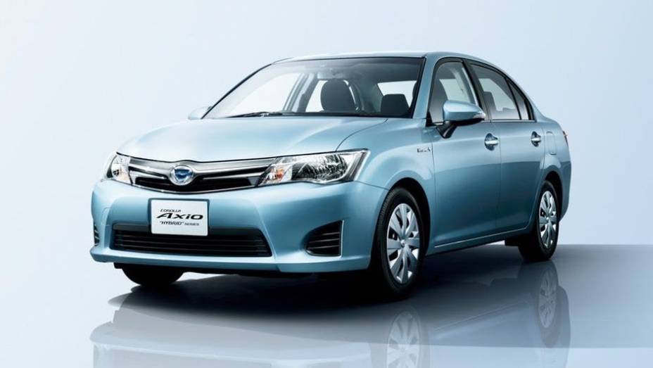 ...e o Corolla Axio Hybrid (sedã) | <a href="https://gutenberg.quatrorodas.abril.com.br/noticias/fabricantes/toyota-apresenta-novos-corollas-hibridos-japao-749123.shtml" rel="migration">Leia mais</a>