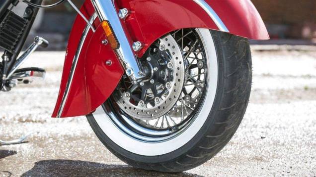 Freios a disco com ABS de série | <a href="https://gutenberg.quatrorodas.abril.com.br/moto/noticias/indian-chief-classic-2014-749944.shtml" rel="migration">Leia mais</a> Freios a disco com ABS de série | <a href="https://gutenberg.quatrorodas.abril.com.br/moto/noticias/indian-chief-classic-2014-749944.shtml" rel="migration">Leia mais</a>