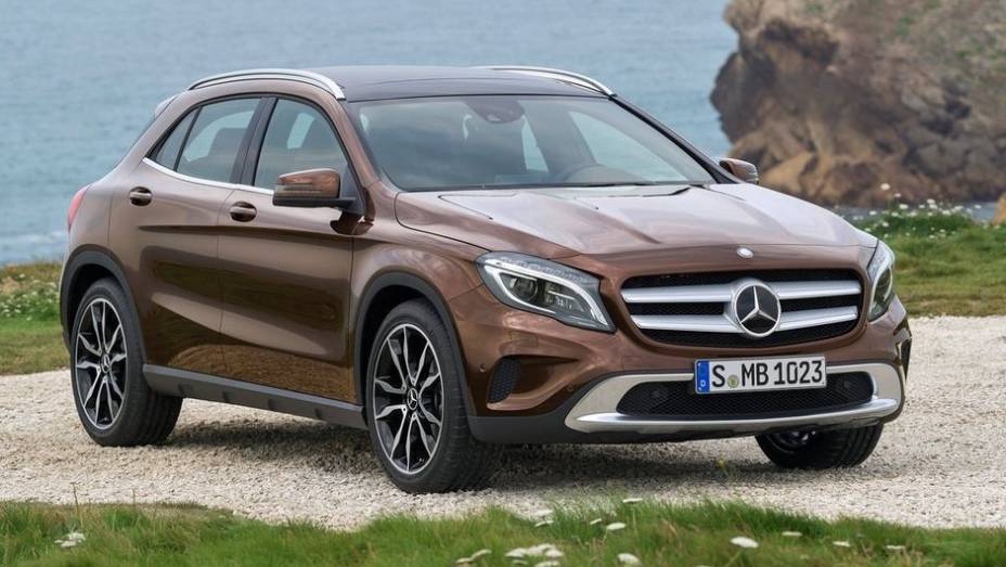 Após divulgar os esboços do modelo, a Mercedes-Benz revelou oficialmente o GLA 2015 | <a href="https://gutenberg.quatrorodas.abril.com.br/saloes/frankfurt/2013/mercedes-benz-gla-752127.shtml" rel="migration">Leia mais</a>