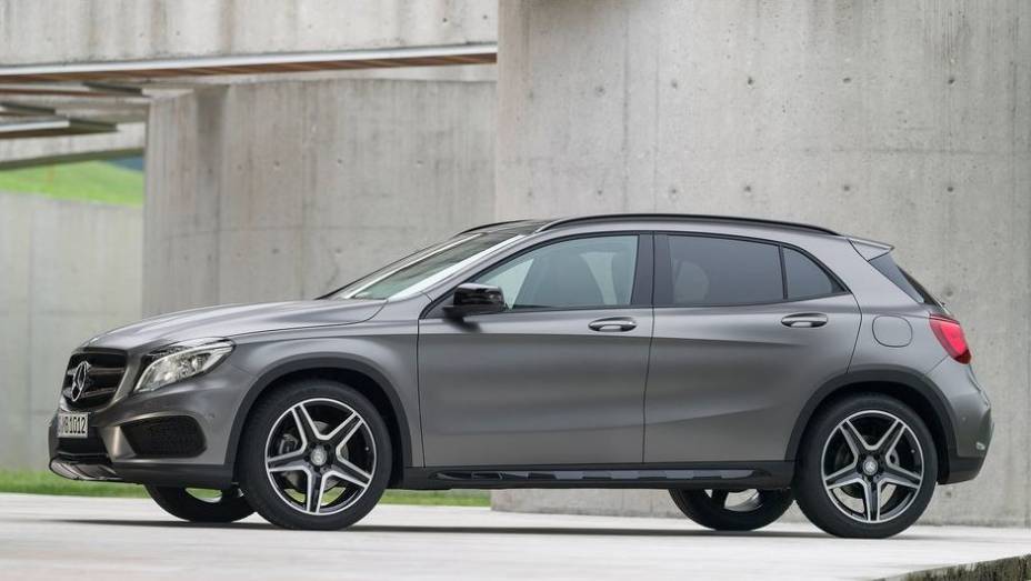 O crossover compacto possui 4.417 milímetros de comprimento, 1.804 milímetros de largura, 1.494 milímetros de altura e tem um coeficiente aerodinâmico de 0,29 | <a href="https://gutenberg.quatrorodas.abril.com.br/saloes/frankfurt/2013/mercedes-benz-gla-752127.shtml" rel="migration"></a> O crossover compacto possui 4.417 milímetros de comprimento, 1.804 milímetros de largura, 1.494 milímetros de altura e tem um coeficiente aerodinâmico de 0,29 | <a href="https://gutenberg.quatrorodas.abril.com.br/saloes/frankfurt/2013/mercedes-benz-gla-752127.shtml" rel="migration"></a>