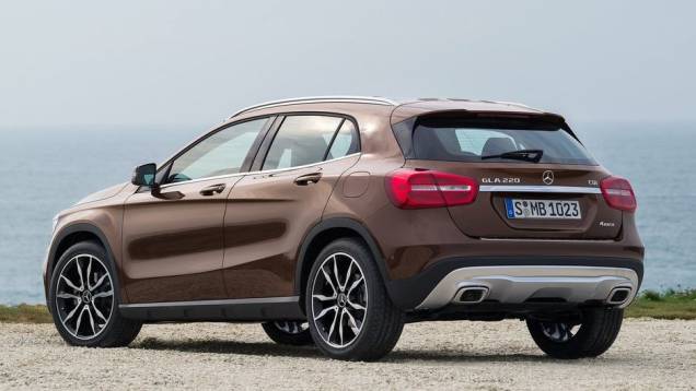 ...rodas maiores, escape duplo, spoiler traseiro e com o interior quase idêntico | <a href="https://gutenberg.quatrorodas.abril.com.br/saloes/frankfurt/2013/mercedes-benz-gla-752127.shtml" rel="migration">Leia mais</a> ...rodas maiores, escape duplo, spoiler traseiro e com o interior quase idêntico | <a href="https://gutenberg.quatrorodas.abril.com.br/saloes/frankfurt/2013/mercedes-benz-gla-752127.shtml" rel="migration">Leia mais</a>