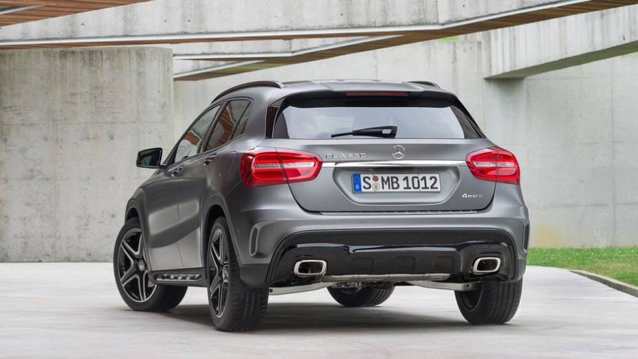 Tem um espaço de carga de 421 litros, com os assentos traseiros rebatidos esse número sobe para 836 litros | <a href="https://gutenberg.quatrorodas.abril.com.br/saloes/frankfurt/2013/mercedes-benz-gla-752127.shtml" rel="migration">Leia mais</a> Tem um espaço de carga de 421 litros, com os assentos traseiros rebatidos esse número sobe para 836 litros | <a href="https://gutenberg.quatrorodas.abril.com.br/saloes/frankfurt/2013/mercedes-benz-gla-752127.shtml" rel="migration">Leia mais</a>