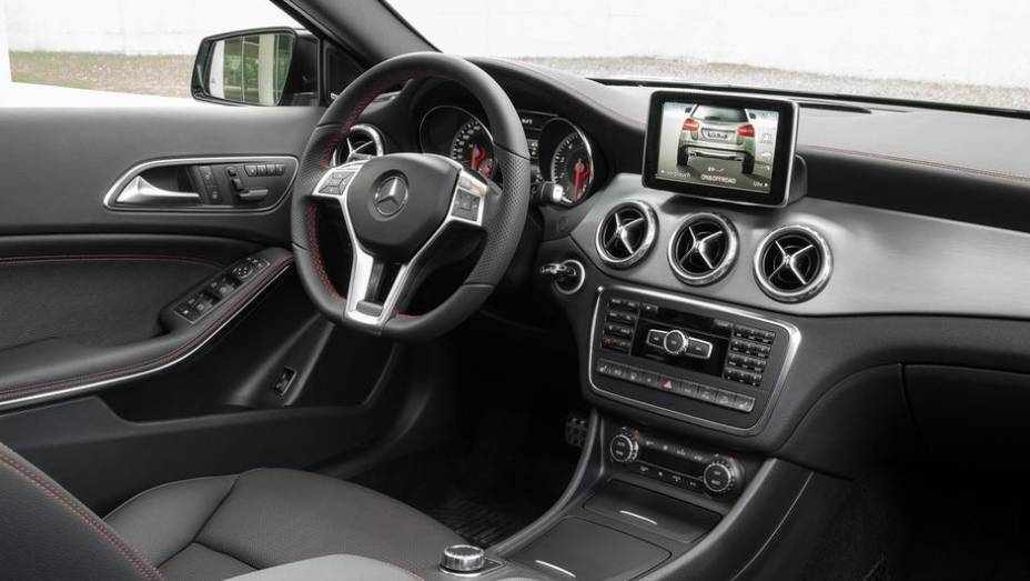 O GLA 250 equipado com o câmbio 4MATIC, segundo a Mercedes-Benz, fará de 0 a 100 km/h em 6,5 segundos, antes de alcançar uma velocidade máxima de 233 km/h | <a href="https://gutenberg.quatrorodas.abril.com.br/saloes/frankfurt/2013/mercedes-benz-gla-752127.shtml" rel="migration">Lei</a>