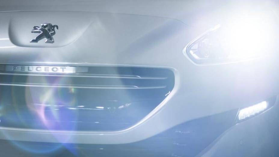 As principais alterações visuais estão na dianteira, com grade frontal reformulada, faróis bixenônio direcionais com máscara negra e seis LEDs | <a href="https://gutenberg.quatrorodas.abril.com.br/noticias/fabricantes/peugeot-traz-novo-rcz-ao-brasil-749989.shtml" rel="migration">Le</a>