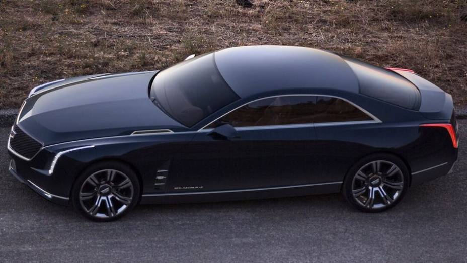 Chamam a atenção o capô longo, as luzes de LED e as rodas de liga-leve grandes, de 22 polegadas | <a href="https://gutenberg.quatrorodas.abril.com.br/noticias/fabricantes/cadillac-elmiraj-concept-revelado-750167.shtml" rel="migration">Leia mais</a>