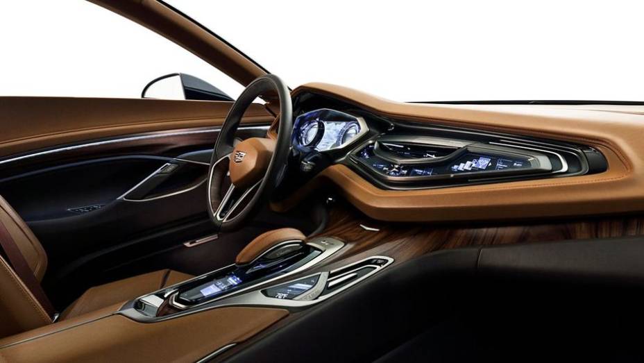 O console central é elevado, os banco são esportivos e revestidos em couro caramelo, assim como outras partes da cabine | <a href="https://gutenberg.quatrorodas.abril.com.br/noticias/fabricantes/cadillac-elmiraj-concept-revelado-750167.shtml" rel="migration">Leia mais</a>