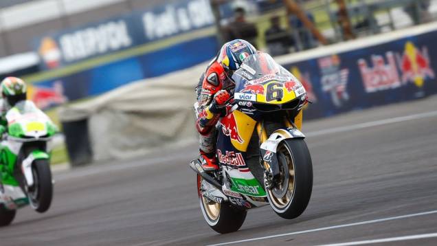 O alemão Stefan Bradl (LCR Honda MotoGP) ficou na terceira colocação | <a href="https://gutenberg.quatrorodas.abril.com.br/moto/noticias/motogp-marquez-lidera-1-2-honda-sexta-feira-750256.shtml" rel="migration">Leia mais</a> O alemão Stefan Bradl (LCR Honda MotoGP) ficou na terceira colocação | <a href="https://gutenberg.quatrorodas.abril.com.br/moto/noticias/motogp-marquez-lidera-1-2-honda-sexta-feira-750256.shtml" rel="migration">Leia mais</a>