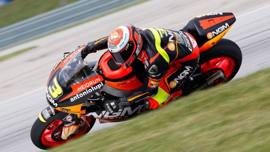 Na Moto2, Simone Corsi (NGM Mobile Racing) foi o mais rápido do dia | <a href="https://gutenberg.quatrorodas.abril.com.br/moto/noticias/motogp-marquez-lidera-1-2-honda-sexta-feira-750256.shtml" rel="migration">Leia mais</a>