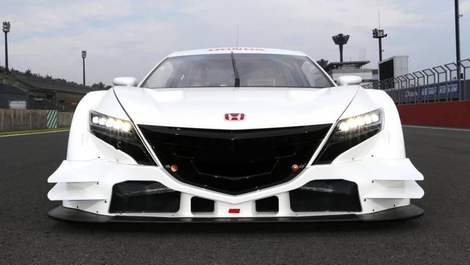 Vale lembrar que a versão de produção do Acura NSX deve ser lançada apenas em 2015 | <a href="https://gutenberg.quatrorodas.abril.com.br/noticias/fabricantes/honda-revela-nsx-concept-gt-750208.shtml" rel="migration">Leia mais</a>