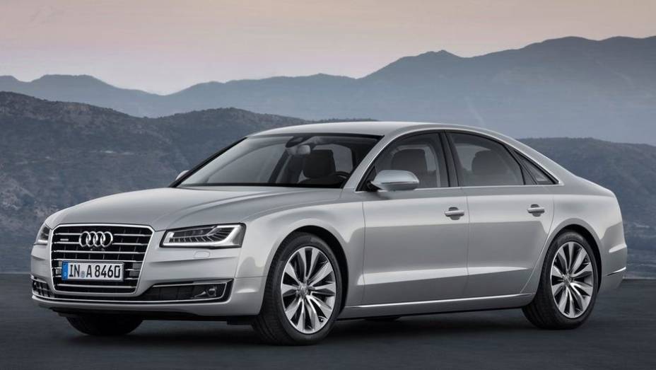 A Audi mostrou sua renovada linha A8 | <a href="https://gutenberg.quatrorodas.abril.com.br/saloes/frankfurt/2013/audi-a8-2014-753145.shtml" rel="migration">Leia mais</a>