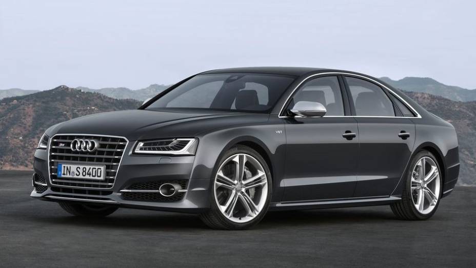 Quanto à motorização, diversas opções estão disponíveis. A inicial tem o 3.0 TFSI, de 310 cavalos de potência, e o S8 (foto), 4.0 TFSI configurado para 520 cv | <a href="https://gutenberg.quatrorodas.abril.com.br/saloes/frankfurt/2013/audi-a8-2014-753145.shtml" rel="migration">Leia</a>