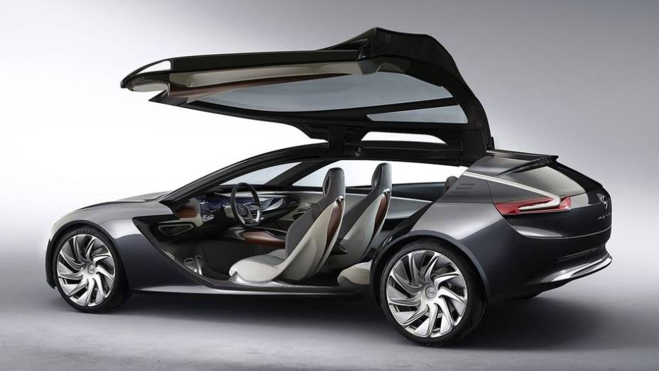 Por fora, o Monza concept mostra ser uma mescla de coupé com perua, tendo 4,69 metros de comprimento | <a href="https://gutenberg.quatrorodas.abril.com.br/saloes/frankfurt/2013/opel-monza-concept-752069.shtml" rel="migration">Leia mais</a>