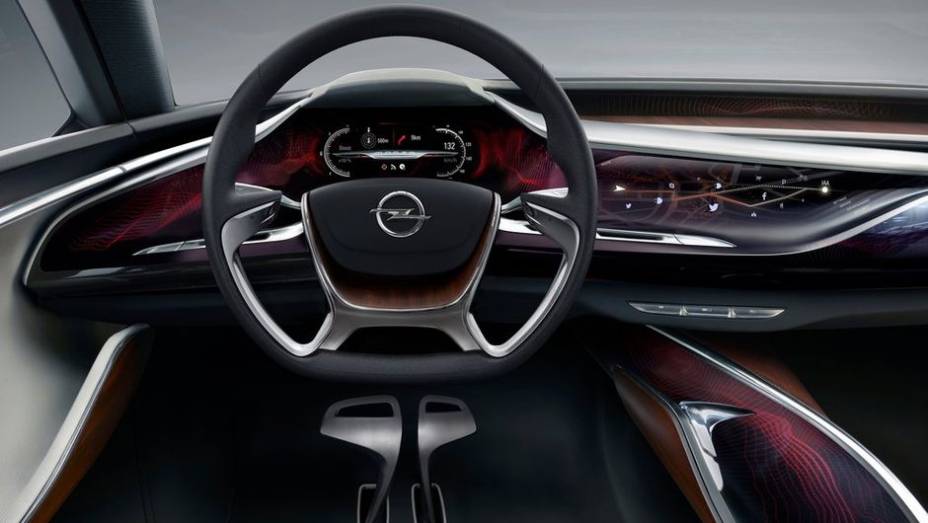Mas é internamente que o carro-conceito mais chama a atenção. No lugar de painéis tradicionais, há apenas um grande display, que vai de uma ponta a outra do modelo | <a href="https://gutenberg.quatrorodas.abril.com.br/saloes/frankfurt/2013/opel-monza-concept-752069." rel="migration"></a>