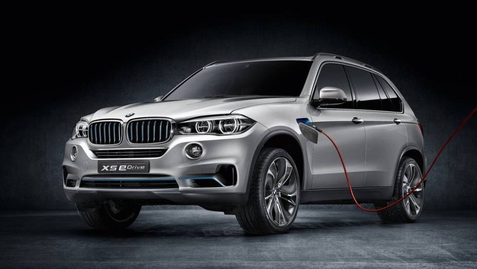 A BMW exibiu as primeiras fotos oficiais do Concept X5 eDrive, que será apresentado ao público no próximo Salão de Frankfurt | <a href="https://gutenberg.quatrorodas.abril.com.br//saloes/frankfurt/2013/bmw-concept-x5-edrive-752125.shtml" rel="migration">Leia mais</a>