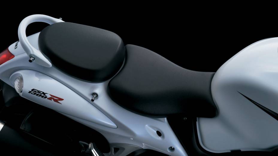 A Suzuki Hayabusa 2013 está equipada com o conhecido motor de quatro cilindros de 1.340 cm³ que desenvolve 197 cavalos de potência | <a href="https://gutenberg.quatrorodas.abril.com.br/moto/noticias/suzuki-hayabusa-2013-chega-ao-brasil-abs-751353.shtml" rel="migration">Leia mais</a>