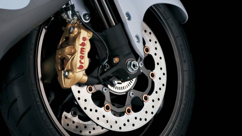 A grande novidade no modelo é, obviamente, a presença de freio que evita o travamento das rodas com pinças monobloco de montagem radial da marca Brembo | <a href="https://gutenberg.quatrorodas.abril.com.br/moto/noticias/suzuki-hayabusa-2013-chega-ao-brasil-abs-75135" rel="migration"></a>