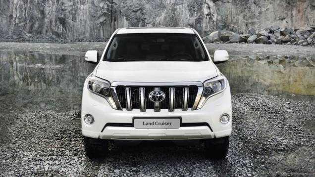 Sem alterações mecânicas, o destaque do novo Land Cruiser é o design dos faróis, agora no formato de "lágrima" | <a href="https://gutenberg.quatrorodas.abril.com.br/saloes/frankfurt/2013/toyota-land-cruiser-751783.shtml" rel="migration">Leia mais</a> Sem alterações mecânicas, o destaque do novo Land Cruiser é o design dos faróis, agora no formato de "lágrima" | <a href="https://gutenberg.quatrorodas.abril.com.br/saloes/frankfurt/2013/toyota-land-cruiser-751783.shtml" rel="migration">Leia mais</a>
