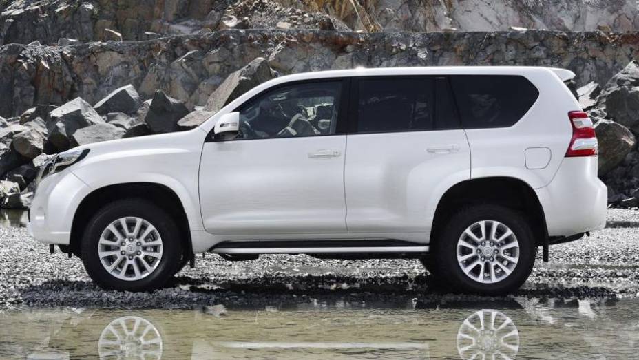 Com as alterações, a Toyota informa que o comprimento do modelo aumentou em 2 centímetros | <a href="https://gutenberg.quatrorodas.abril.com.br/saloes/frankfurt/2013/toyota-land-cruiser-751783.shtml" rel="migration">Leia mais</a>