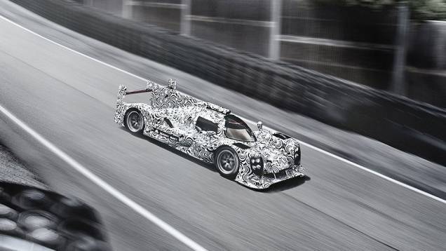 Na frente, os faróis são quádruplos | <a href="https://gutenberg.quatrorodas.abril.com.br/noticias/fabricantes/porsche-revela-imagens-seu-lmp1-751419.shtml" rel="migration">Leia mais</a> Na frente, os faróis são quádruplos | <a href="https://gutenberg.quatrorodas.abril.com.br/noticias/fabricantes/porsche-revela-imagens-seu-lmp1-751419.shtml" rel="migration">Leia mais</a>