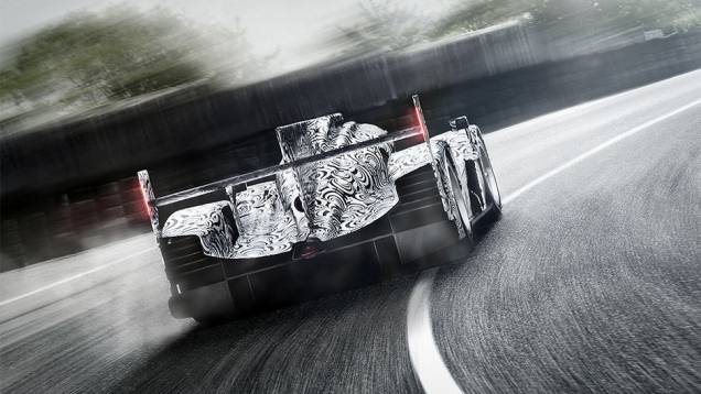 O protótipo conta com lanternas de LED ultrafinas instaladas nas extremidades do aerofólio traseiro | <a href="https://gutenberg.quatrorodas.abril.com.br/noticias/fabricantes/porsche-revela-imagens-seu-lmp1-751419.shtml" rel="migration">Leia mais</a> O protótipo conta com lanternas de LED ultrafinas instaladas nas extremidades do aerofólio traseiro | <a href="https://gutenberg.quatrorodas.abril.com.br/noticias/fabricantes/porsche-revela-imagens-seu-lmp1-751419.shtml" rel="migration">Leia mais</a>