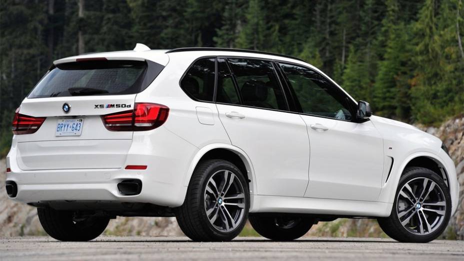 Modelo está programado para chegar às concessionárias europeias no dia 16 de novembro| <a href="https://gutenberg.quatrorodas.abril.com.br/noticias/fabricantes/bmw-lanca-x5-m50d-2014-752000.shtml" rel="migration">Leia mais</a>