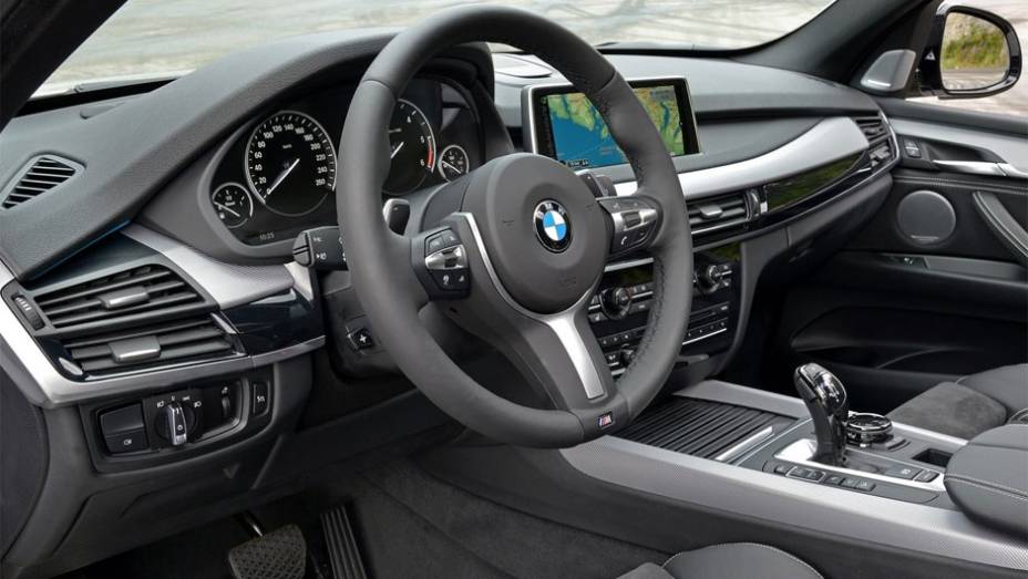 Interior do BMW X5 M50d | <a href="https://gutenberg.quatrorodas.abril.com.br/noticias/fabricantes/bmw-lanca-x5-m50d-2014-752000.shtml" rel="migration">Leia mais</a>