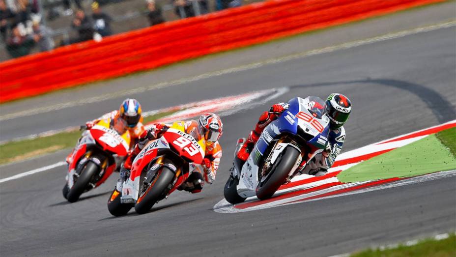 Corrida contou com final emocionante neste domingo (01) | <a href="https://gutenberg.quatrorodas.abril.com.br/moto/noticias/motogp-lorenzo-bate-marquez-silverstone-752002.shtml" rel="migration">Leia mais</a>